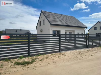 Dom obok lasu w spokojnej okolicy