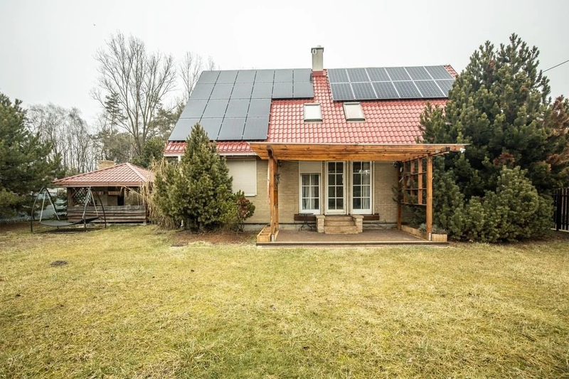 Dom wśród zieleni z prywatnym lasem - 110918843.jpg