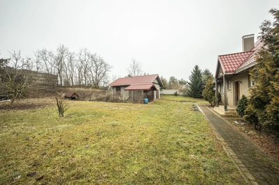 Dom wśród zieleni z prywatnym lasem - 2