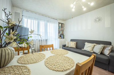 Słoneczna loggia i trzy pokoje w sercu Olechowa