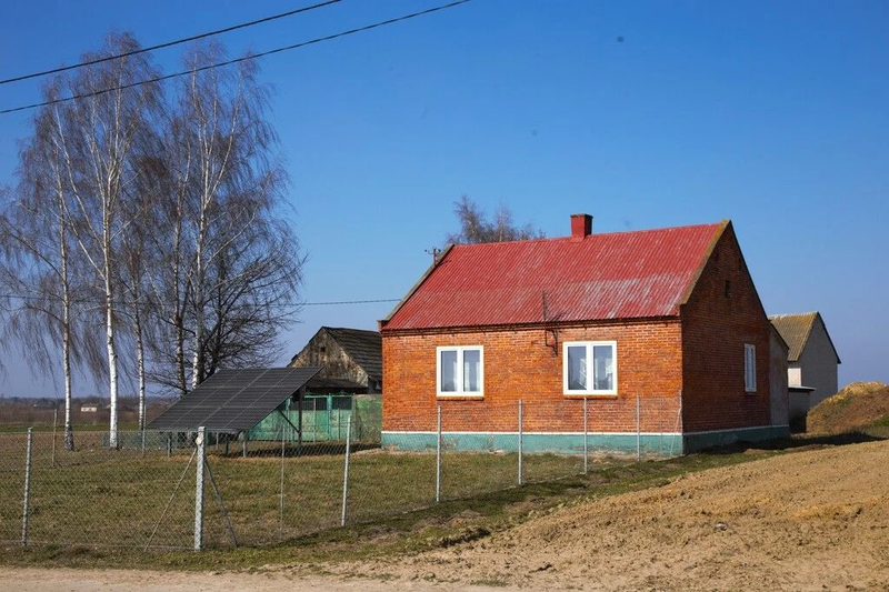 Wiejska przystań z energią słońca - 111269462.jpg