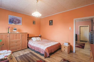 Sprzedam Pół Zamku, Cały Pałac, albo Kawał Domu! - 2