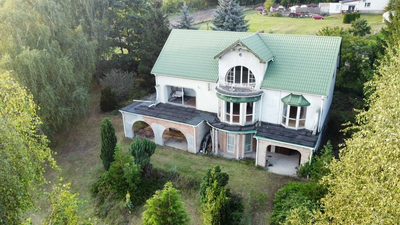 Dom w blisko jeziora w nietuzinkowym stylu