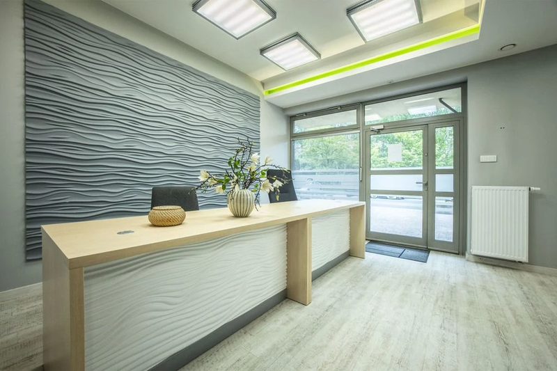 Prestiżowy lokal z monitoringiem i parkingiem - 112536127.jpg
