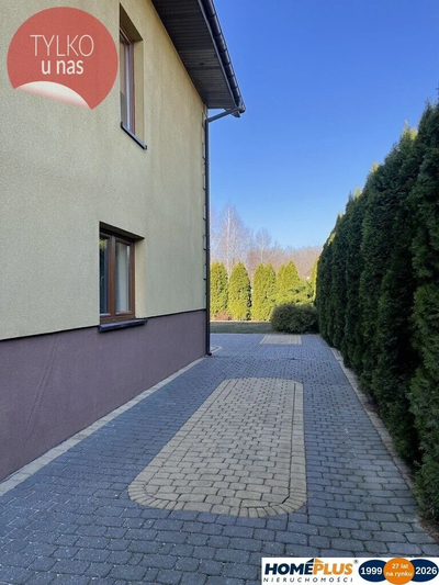 Dom wolnostojący, dwulokalowy z 2 garażami.