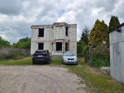 Na sprzedaż unikalna działka gruntu z rozpoczętą budową domu jednorodzinnego w zabudowie wolnostojącej o powierzchni około 180m2, usytuowana przy ul. Podgórnej w Luboniu. Nieruchomość o powierzchni…