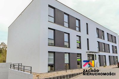 Na sprzedaż bardzo atrakcyjny apartament 3 pokojowy o powierzchni ok. 70 m2 z usytuowane na parterze niskiego apartamentowca z 2024 roku w dzielnicy- Jędrzychów w Zielonej Górze. Mieszkanie w nowym b…
