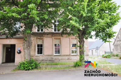 Oferujemy Państwu wyjątkową okazję zakupu przestronnego mieszkania na parterze w budynku wielorodzinnym w Bobrownikach, zaledwie 7 km od centrum Nowej Soli.