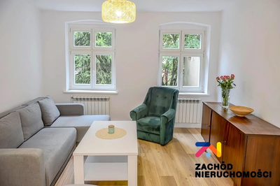 Przedstawiamy wyjątkową ofertę sprzedaży dwupokojowego mieszkania usytuowanego na pierwszym piętrze urokliwej kamienicy, zlokalizowanej na deptaku w samym sercu Zielonej Góry. To niepowtarzalna propo… - 4