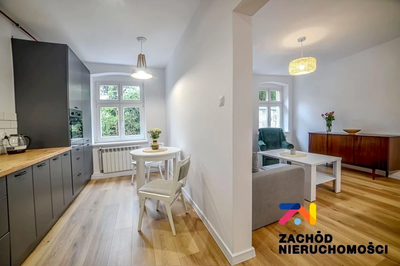Przedstawiamy wyjątkową ofertę sprzedaży dwupokojowego mieszkania usytuowanego na pierwszym piętrze urokliwej kamienicy, zlokalizowanej na deptaku w samym sercu Zielonej Góry. To niepowtarzalna propo… - 2