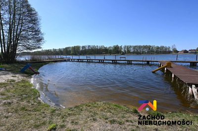 ZAMKNIĘTY KOMPLEKS 45 DOMKÓW LETNISKOWYCH LUB CAŁOROCZNYCH Z WŁASNĄ PLAŻĄ.