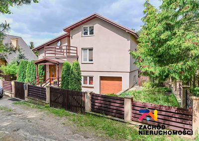 Przedstawiamy wyjątkową ofertę sprzedaży komfortowego domu wolnostojącego w Raculi, położonego w spokojnej okolicy otoczonej lasami i domkami jednorodzinnymi. Ta nieruchomość o łącznej powierzchni ca…