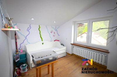 Przedstawiamy wyjątkową ofertę sprzedaży komfortowego domu wolnostojącego w Raculi, położonego w spokojnej okolicy otoczonej lasami i domkami jednorodzinnymi. Ta nieruchomość o łącznej powierzchni ca… - 2