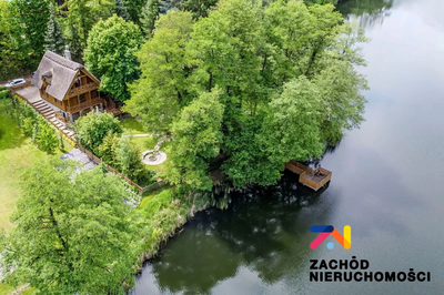 Na sprzedaż wyjątkowa nieruchomość letniskowa o powierzchni 84m2  położona bezpośrednio nad jeziorem, na starannie zagospodarowanej działce o powierzchni 0,0477 ha .