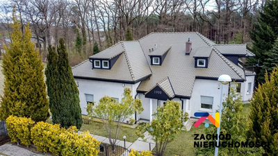 Oferujemy Państwu na sprzedaż niezwykłą nieruchomość usytuowaną w Ochli przy ul. Stamma, wybudowaną w 1999 roku o powierzchni użytkowej 207,10m2 położonej na działce o powierzchni 731m2.