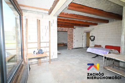 Odkryj niezwykłą ofertę - wyjątkowa posiadłość z potencjałem na sprzedaż, składająca się z dwóch domów posadowionych na przestronnej działce o powierzchni 3 300 m oraz przyległej działki rolnej o pow… - 4