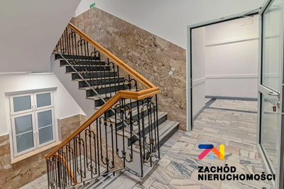 Z przyjemnością prezentujemy Państwu wyjątkową ofertę nieruchomości w samym sercu miasta, przy ulicy Generała Władysława Sikorskiego 9. Ta lokalizacja to doskonałe miejsce na rozwijanie działalności… - 4