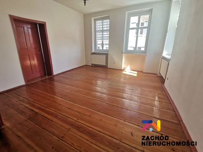 Przedstawiamy Państwu atrakcyjną ofertę sprzedaży bezczynszowego lokalu mieszkalnego usytuowanego w samym centrum miasta, w pobliżu sądu, na I piętrze urokliwej kamienicy o powierzchni około 98,60 m.…