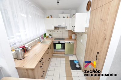 Na sprzedaż jasne i słoneczne mieszkanie 2 pokojowe o powierzchni45,4 m2 usytuowane na parterze niskiego budynku zlokalizowanego przy ul. Ogrodowej- Osiedle Piastowskie w Zielonej Górze. Do mieszkani…
