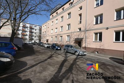Zapraszamy do zapoznania się z ofertę sprzedaży mieszkania położonego w centrum Zielonej Góry przy ul. dr. Pieniężnego. Budynek ma własne wewnętrzne podwórze przeznaczone na parking dla mieszkańców.