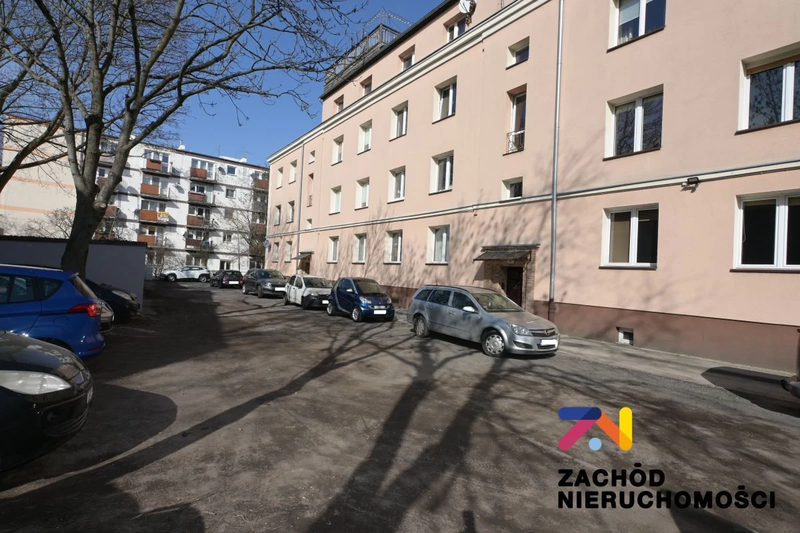 Zapraszamy do zapoznania się z ofertę sprzedaży mieszkania położonego w centrum Zielonej Góry przy ul. dr. Pieniężnego. Budynek ma własne wewnętrzne podwórze przeznaczone na parking dla mieszkańców. - 165330227-1l.jpg