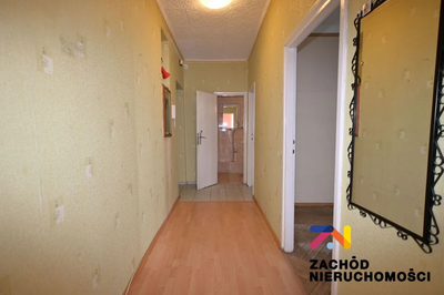 Zapraszamy do zapoznania się z ofertę sprzedaży mieszkania położonego w centrum Zielonej Góry przy ul. dr. Pieniężnego. Budynek ma własne wewnętrzne podwórze przeznaczone na parking dla mieszkańców. - 5