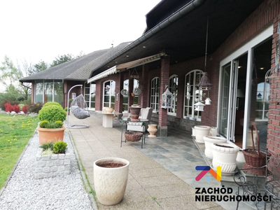 Oferujemy Państwu na sprzedaż niezwykłą nieruchomość usytuowaną na obrzeżach Zielonej Góry, wybudowaną w 2000 roku o powierzchni użytkowej 750 m2 z zewnętrznym basenem na działce o powierzchni ok. 3,…