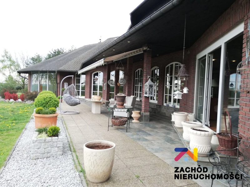 Oferujemy Państwu na sprzedaż niezwykłą nieruchomość usytuowaną na obrzeżach Zielonej Góry, wybudowaną w 2000 roku o powierzchni użytkowej 750 m2 z zewnętrznym basenem na działce o powierzchni ok. 3,… - 140540227-1l.jpg