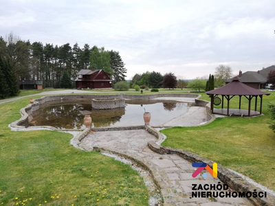 Oferujemy Państwu na sprzedaż niezwykłą nieruchomość usytuowaną na obrzeżach Zielonej Góry, wybudowaną w 2000 roku o powierzchni użytkowej 750 m2 z zewnętrznym basenem na działce o powierzchni ok. 3,… - 3
