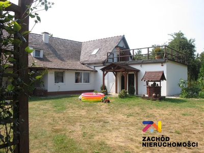Oferujemy Państwu na sprzedaż posiadłość o charakterze domu jednorodzinnego z możliwością zarobkowania.