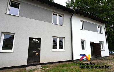 Mam przyjemność zaprezentować Państwu dom na sprzedaż w zabudowie segmentowej położony na rodzinnym osiedlu z daleka od zgiełku miasta.