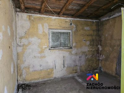 Przedstawiamy Państwu ofertę sprzedaży nieruchomości składającej się z domu jednorodzinnego oraz zabudowań gospodarczych typu garaż i warsztat. Wszystkie budynki wymagają remontu kapitalnego bądź wyb… - 4
