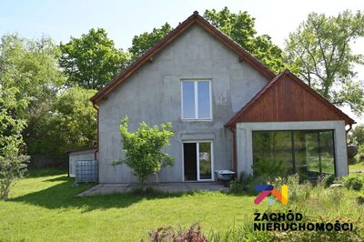 Proponujemy na sprzedaż posiadłość składającą się z 2 domów posadowionych na działce 3300m2 w cenie 1.015.000zł.