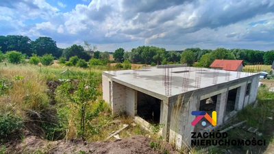 Prezentujemy na sprzedaż rozpoczętą budowę domu jednorodzinnego o powierzchni 204,52 m2 usytuowanego na pięknej działce na wzniesieniu w miejscowości Zabór na działce o powierzchni ok. 1501 m2