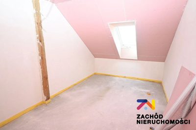 Na sprzedaż dom w zabudowie bliźniaczej o powierzchni 130 m2 usytuowany na działce o powierzchni 300 m2, zlokalizowany w miejscowości Otyń koło Nowej Soli. Dom przestronny z poddaszem użytkowym. Wyka… - 4