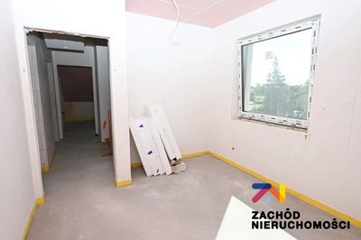 Na sprzedaż dom w zabudowie bliźniaczej o powierzchni 130 m2 usytuowany na działce o powierzchni 300 m2, zlokalizowany w miejscowości Otyń koło Nowej Soli. Dom przestronny z poddaszem użytkowym. Wyka… - 3