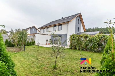Na sprzedaż atrakcyjny i bardzo przestronny dom w zabudowie bliźniaczej o powierzchni użytkowej 106,5 m2 (plus strych 30 m2, ok. 40 m2 liczone po podłodze- powierzchnia mieszkalna) z działką o powier…