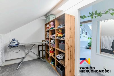 Na sprzedaż atrakcyjny i bardzo przestronny dom w zabudowie bliźniaczej o powierzchni użytkowej 106,5 m2 (plus strych 30 m2, ok. 40 m2 liczone po podłodze- powierzchnia mieszkalna) z działką o powier… - 2
