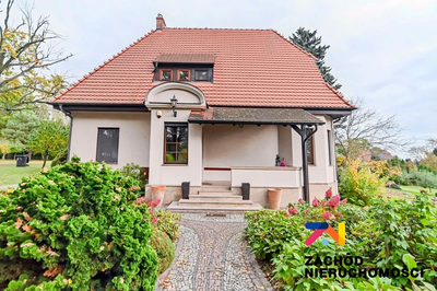 Na sprzedaż wyjątkowa, nieruchomość położona w malowniczych Cigacicach - zaledwie 15 minut drogi od centrum Zielonej Góry.