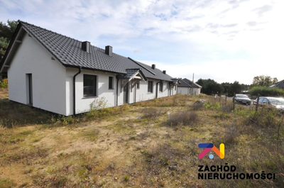 Marzysz o własnym domu w spokojnej okolicy, pełnej zieleni i ciszy? Mamy dla Ciebie wyjątkową ofertę! Na sprzedaż atrakcyjny, parterowy dom typu bliźniak, usytuowany na Osiedlu Wiśniowym w Droszkowie…