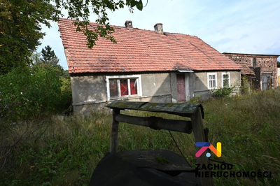 Oferujemy Państwu do sprzedaży dom wolnostojący o pow. 106m2 wraz z budynkami gospodarczymi (łączna pow. budynków gospodarczych:168m2).
