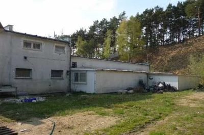 Oferujemy Państwu do sprzedaży działkę zabudowaną budynkami magazynowo - produkcyjnymi w atrakcyjnej lokalizacji Zielonej Góry. Działka posiada pow. 8764 m2, budynki z wiatami o łącznej powierzchni 1… - 5