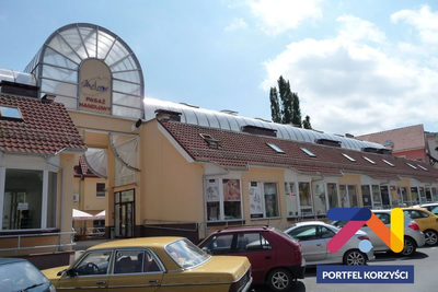 Oferujemy na sprzedaż lokal stanowiący odrębną własność wraz z udziałem w gruncie w centrum handlowym Meteor.