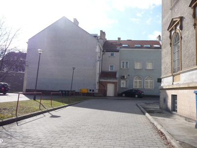 Przedmiotem sprzedaży jest prawo użytkowania wieczystego działki o powierzchni 1086 m.kw. oraz prawo własności budynku biurowo-technicznego o powierzchni użytkowej 1053,92 m.kw. - 2