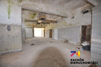 Oferujemy na sprzedaż halę magazynowa o powierzchni ok. 600m2 położona w Gminie Nowogród Bobrzański. Hala posiada rampę oraz 2 wejścia przez bramę 2,70m szerokość x 2,60m wysokość. oraz 1,4m szerokoś… - 2