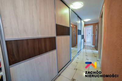 Odkryj wyjątkową ofertę inwestycyjną - 650 m2 na parterze gwarantuje cały wachlarz możliwości do wykorzystania na wiele działalnościzarówno produkcyjnych, stolarskich jak i handlowych. Piętro budynku… - 3
