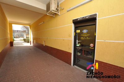 LOKAL NA SPRZEDAŻ O POWIERZCHNI 63M2 USYTUOWANY NA PARTERZE W BUDYNKU MIESZKALNYM NA DUŻYM DOBRZE ZURBANIZOWANYM OSIEDLU. - 5