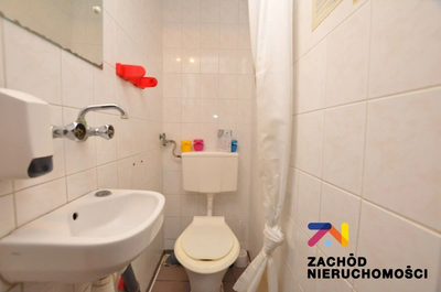 LOKAL NA SPRZEDAŻ O POWIERZCHNI 63M2 USYTUOWANY NA PARTERZE W BUDYNKU MIESZKALNYM NA DUŻYM DOBRZE ZURBANIZOWANYM OSIEDLU. - 4
