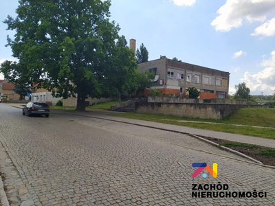 Oferujemy Państwu na sprzedaż połowę udziału wynoszący 2766m3 usytuowany na działce o pow. 3139m2 w budynku inwestycyjnym w Łęknicy, w który przed kliku laty funkcjonował jako restauracja z dużą salą… - 3