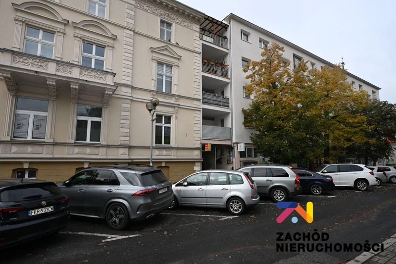 Na sprzedaż lokal użytkowy o powierzchni 53,5 m2 usytuowany w ścisłym centrum Zielonej Góry ul. Plac Bohaterów. Lokal znajduje się na poziomie -1 w budynku usługowo mieszkalnym. - 163560227-1l.jpg
